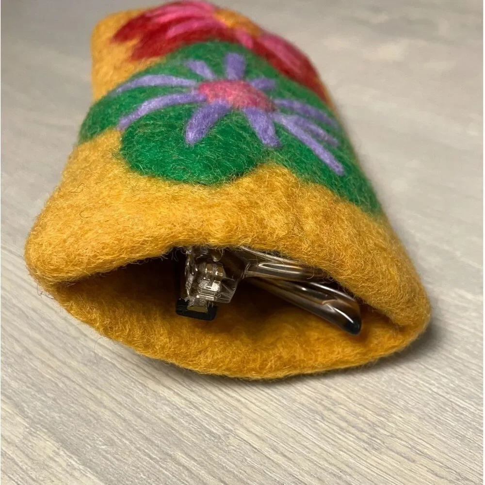 Wool glasses holder with flowers